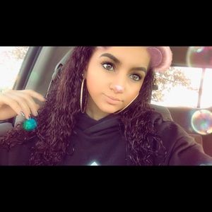 Meet your Posher, Ayrika